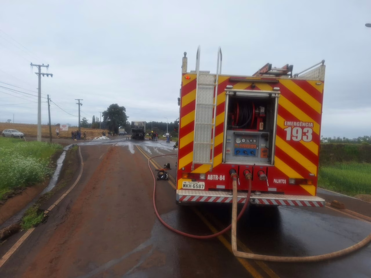Colisão entre caminhões provoca incêndio em Palmitos