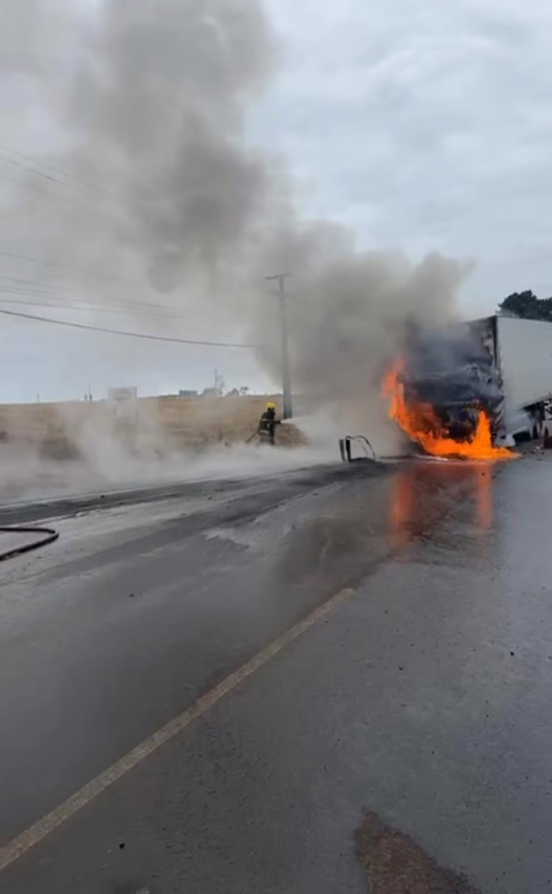 Colisão entre caminhões provoca incêndio em Palmitos