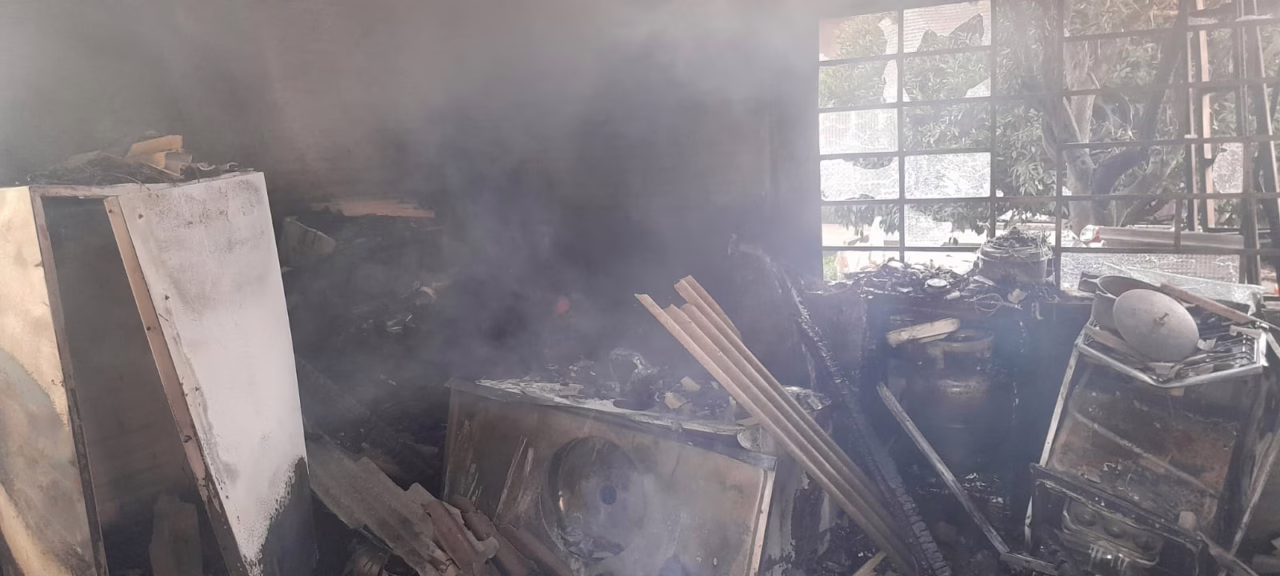 Explosão ao acender fogão à lenha com gasolina provoca incêndio em SC