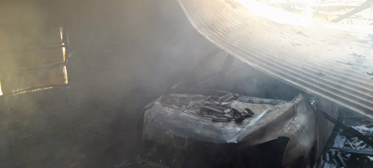 Explosão ao acender fogão à lenha com gasolina provoca incêndio em SC