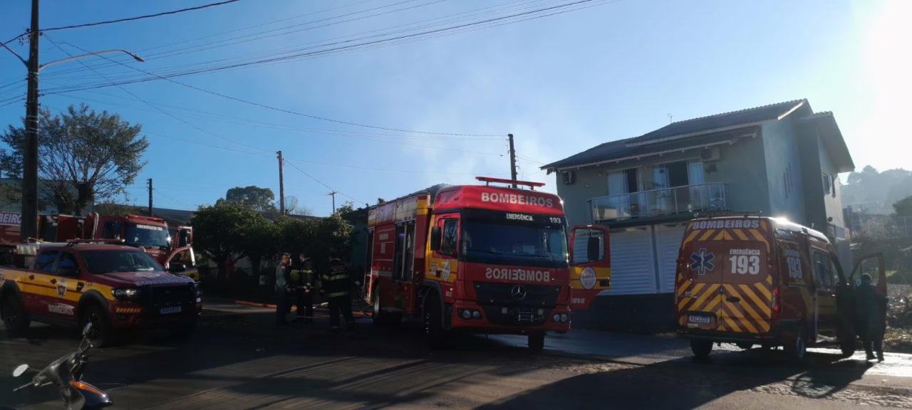 Explosão ao acender fogão à lenha com gasolina provoca incêndio em SC