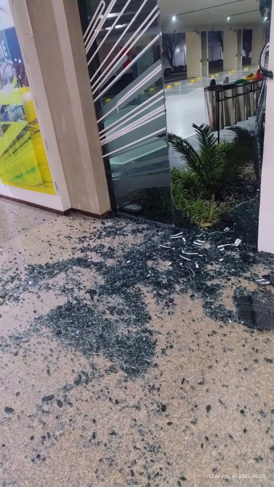 Explosão em fábrica deixa ao menos oito desaparecidos