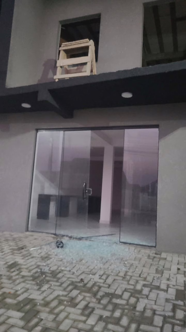 Explosão em fábrica deixa ao menos oito desaparecidos