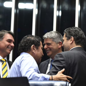Os senadores Flávio Bolsonaro e Magno Malta confraternizam com o presidente Davi Alcolumbre, depois da obstrução. Edilson Rodrigues/Agência Senado