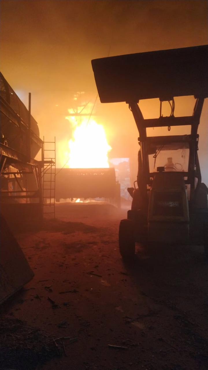 Fogo consome máquinas e mobiliza Corpo de Bombeiros em Lages