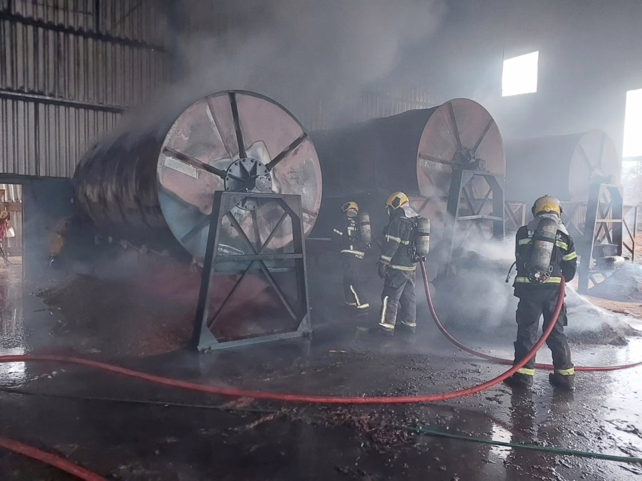 Fogo consome máquinas e mobiliza Corpo de Bombeiros em Lages