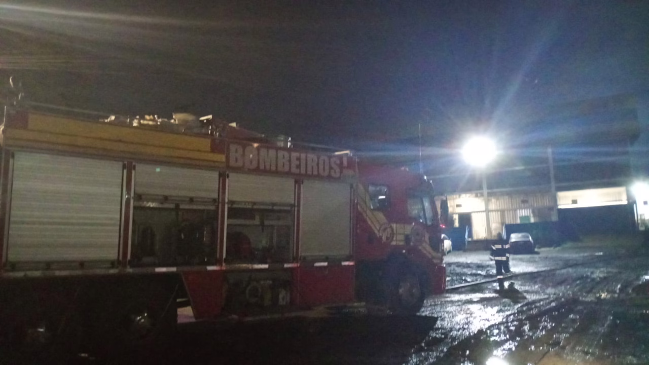 Fogo consome máquinas e mobiliza Corpo de Bombeiros em Lages