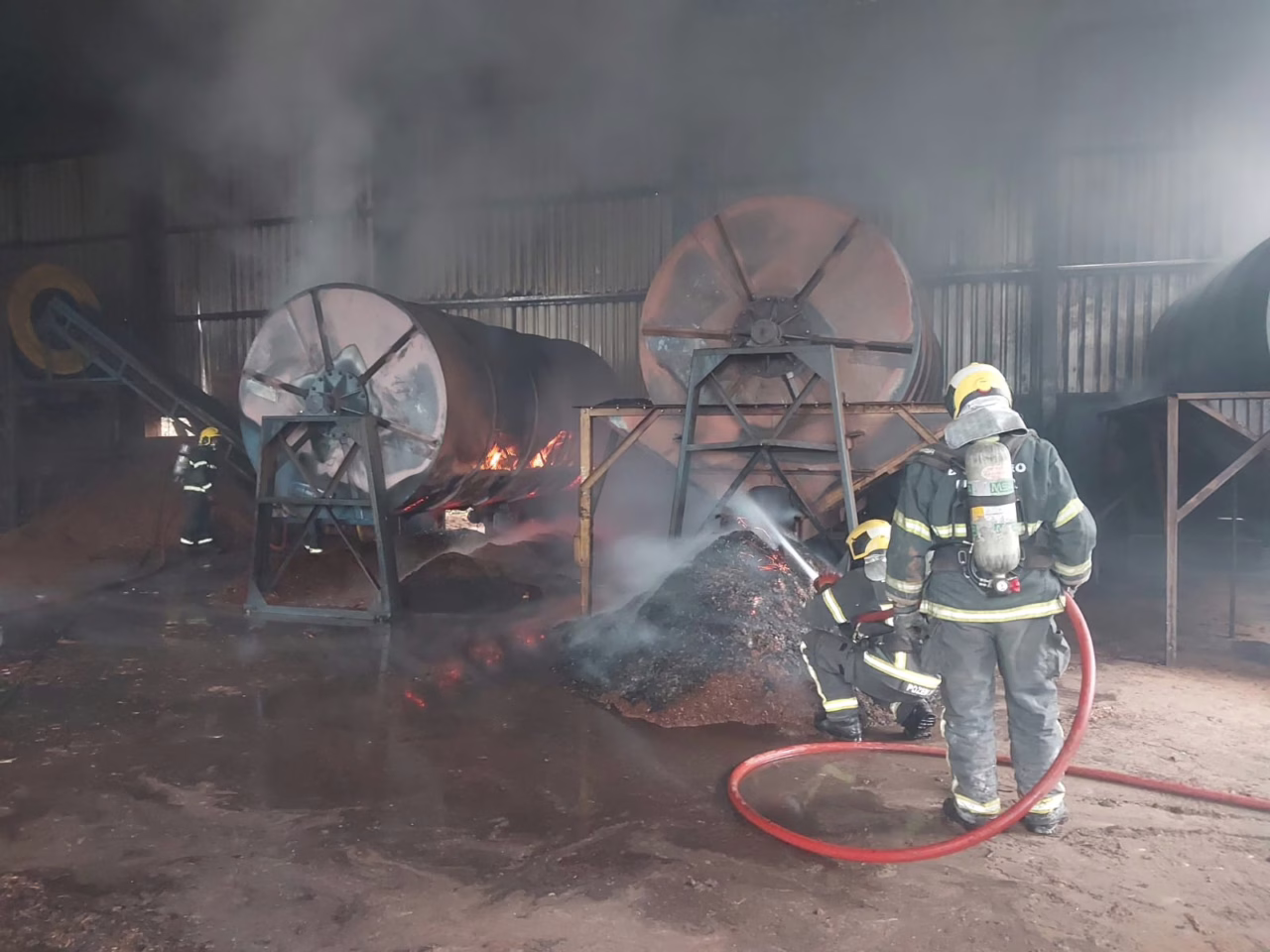Fogo consome máquinas e mobiliza Corpo de Bombeiros em Lages