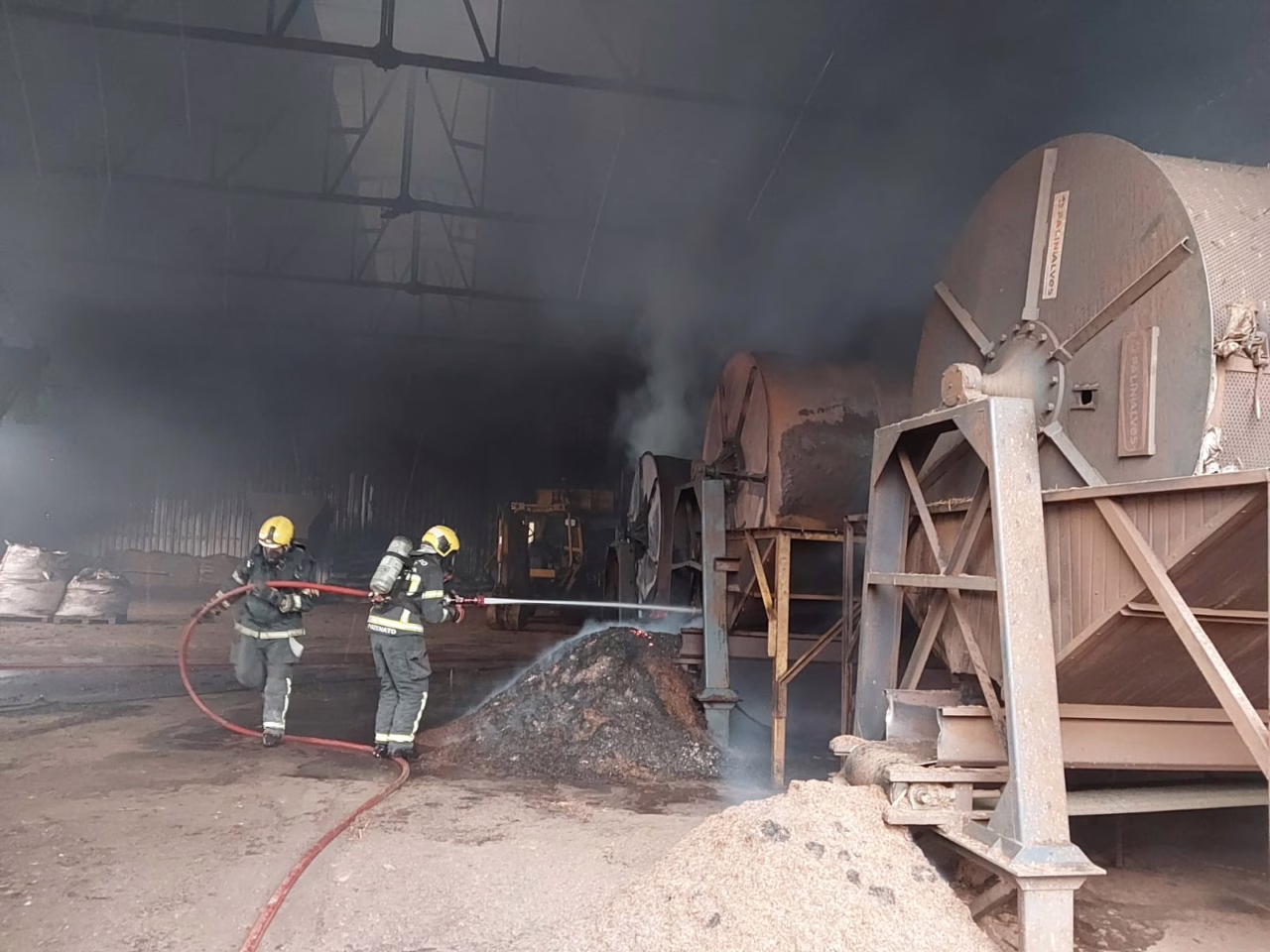 Fogo consome máquinas e mobiliza Corpo de Bombeiros em Lages