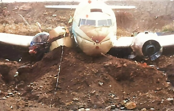 Douglas C-47 após o pouso forçado (Foto: divulgação – colorida artificialmente)