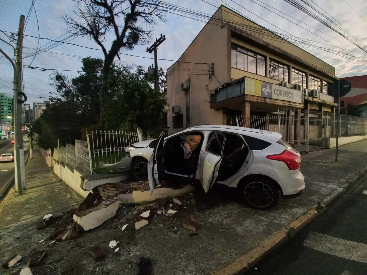 Mulher é presa por embriaguez ao volante após acidente em Joaçaba