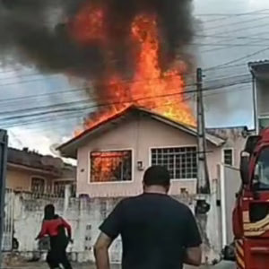 Incêndio atinge residência no bairro Petrópolis em Lages | Foto: Reprodução redes sociais