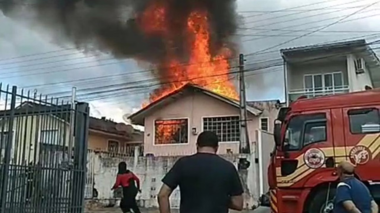 Incêndio atinge residência no bairro Petrópolis em Lages | Foto: Reprodução redes sociais