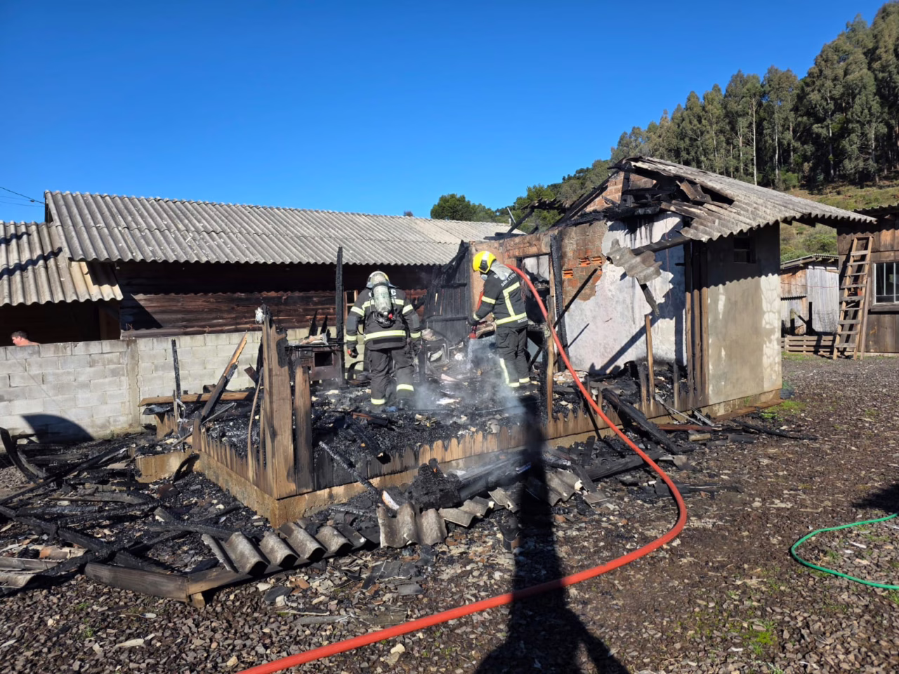 Incêndio destrói residência em Urupema