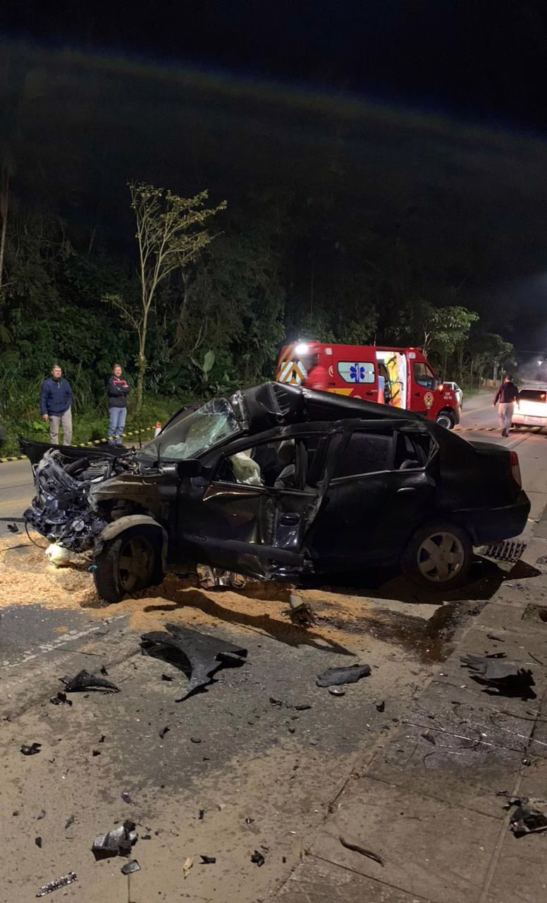 Jovem de 23 anos morre após colidir contra muro no Norte de SC (1)