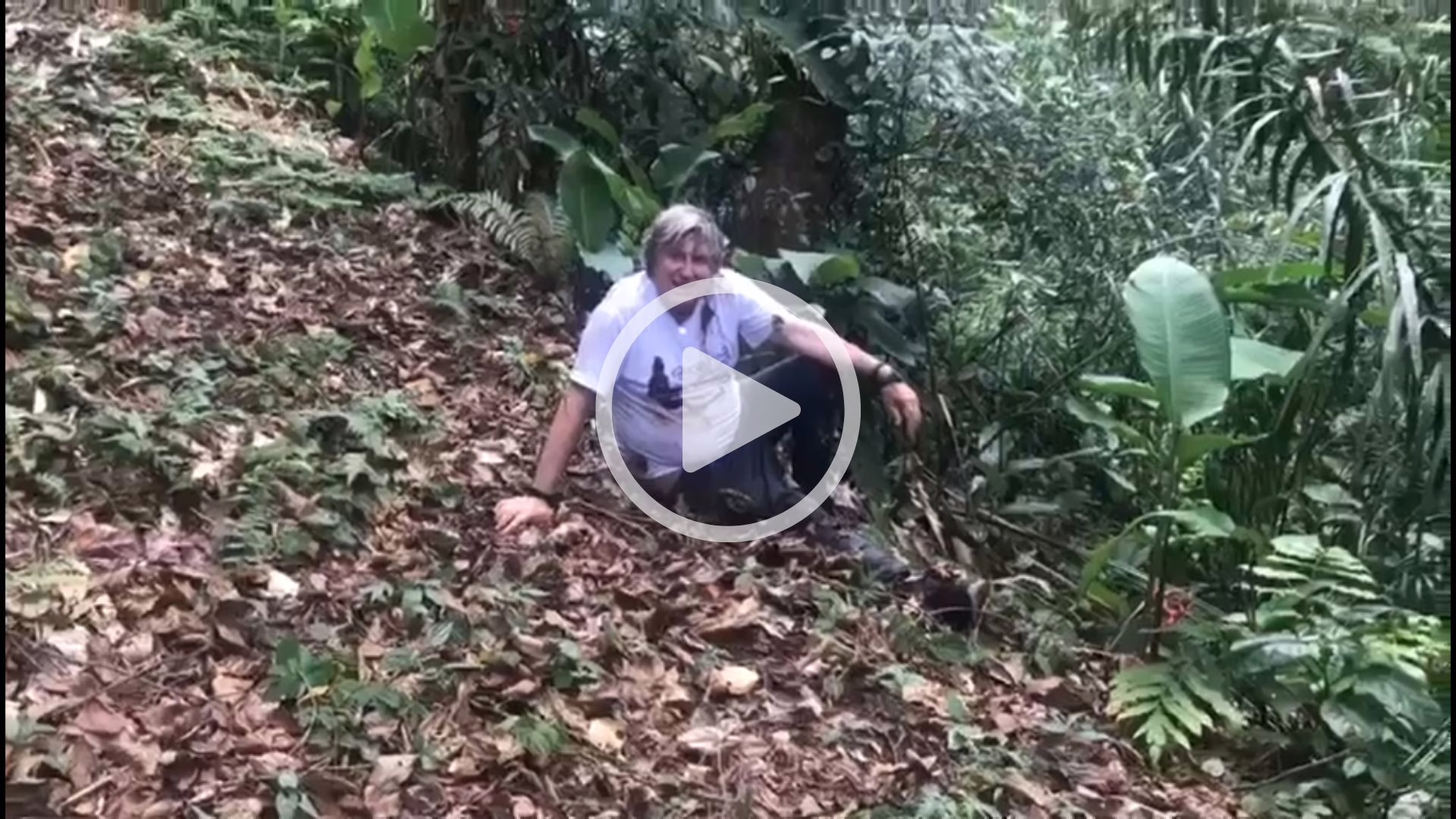 Prefeito de SC ‘escorrega’ e despenca em barranco; veja vídeo | Foto: 105 FM/Reprodução
