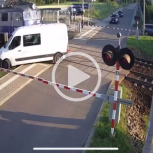 VÍDEO: van parte ao meio após ser atingida por trem | Foto: Redes sociais/Reprodução
