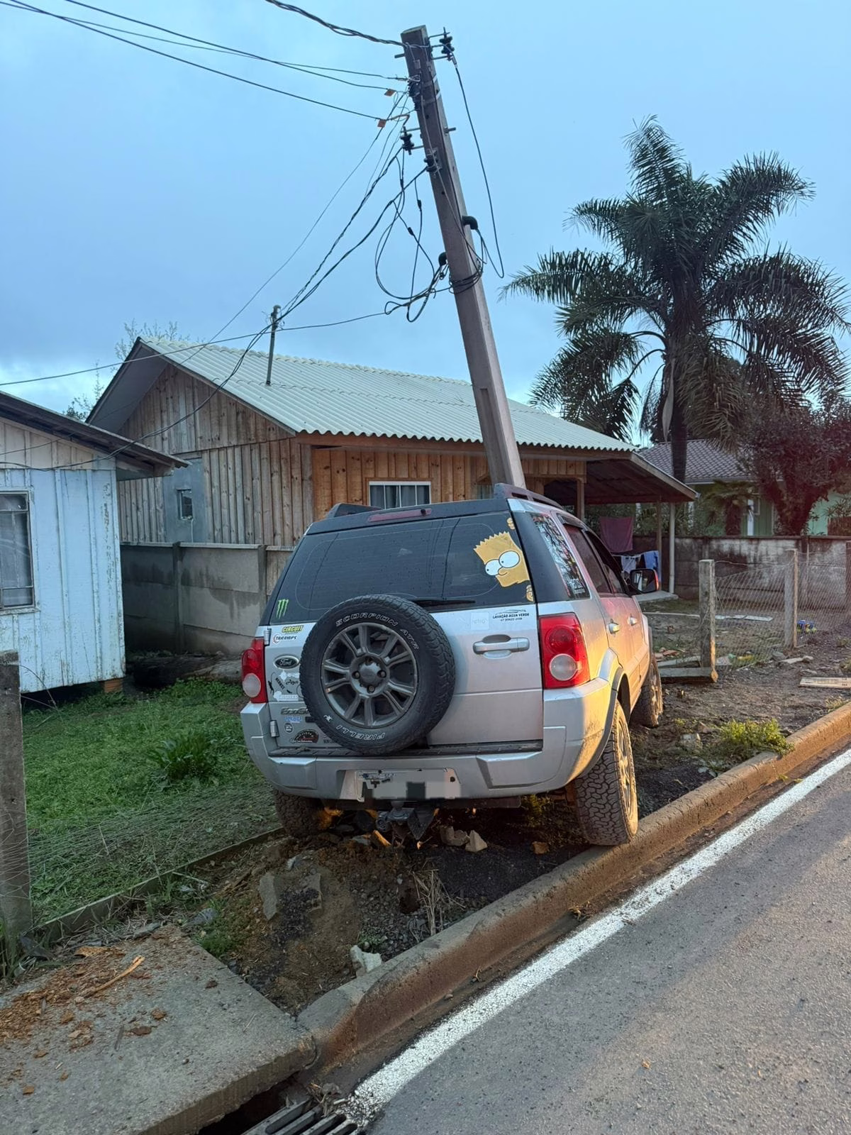 Mulher e criança ficam feridas após colisão contra poste em Canoinhas (1)