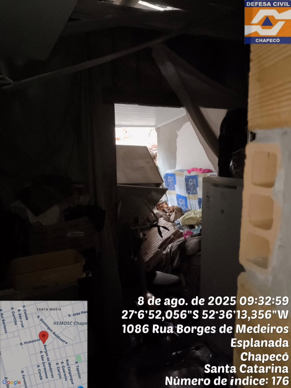 Muro desaba sobre casa e animal de estimação morre em SC