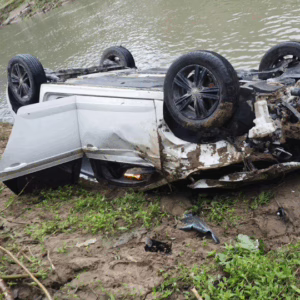 Carro capota com mulher e criança e para às margens de rio em SC | Corpo de Bombeiros 