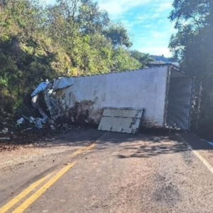 Caminhão fica destruído e motorista sai ileso após acidente em pequena cidade de SC | Foto: PMRv/Reprodução