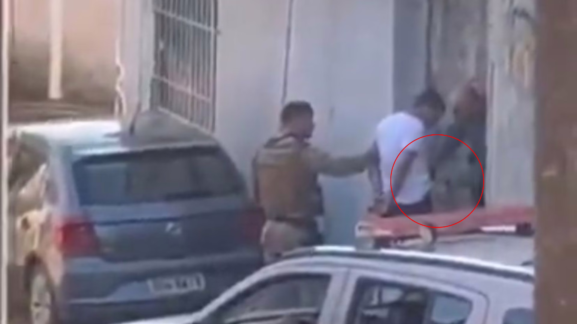 Vídeo flagra policial colocando objeto na cintura de homem algemado durante prisão em SC | Imagem: Reprodução/Redes Sociais 