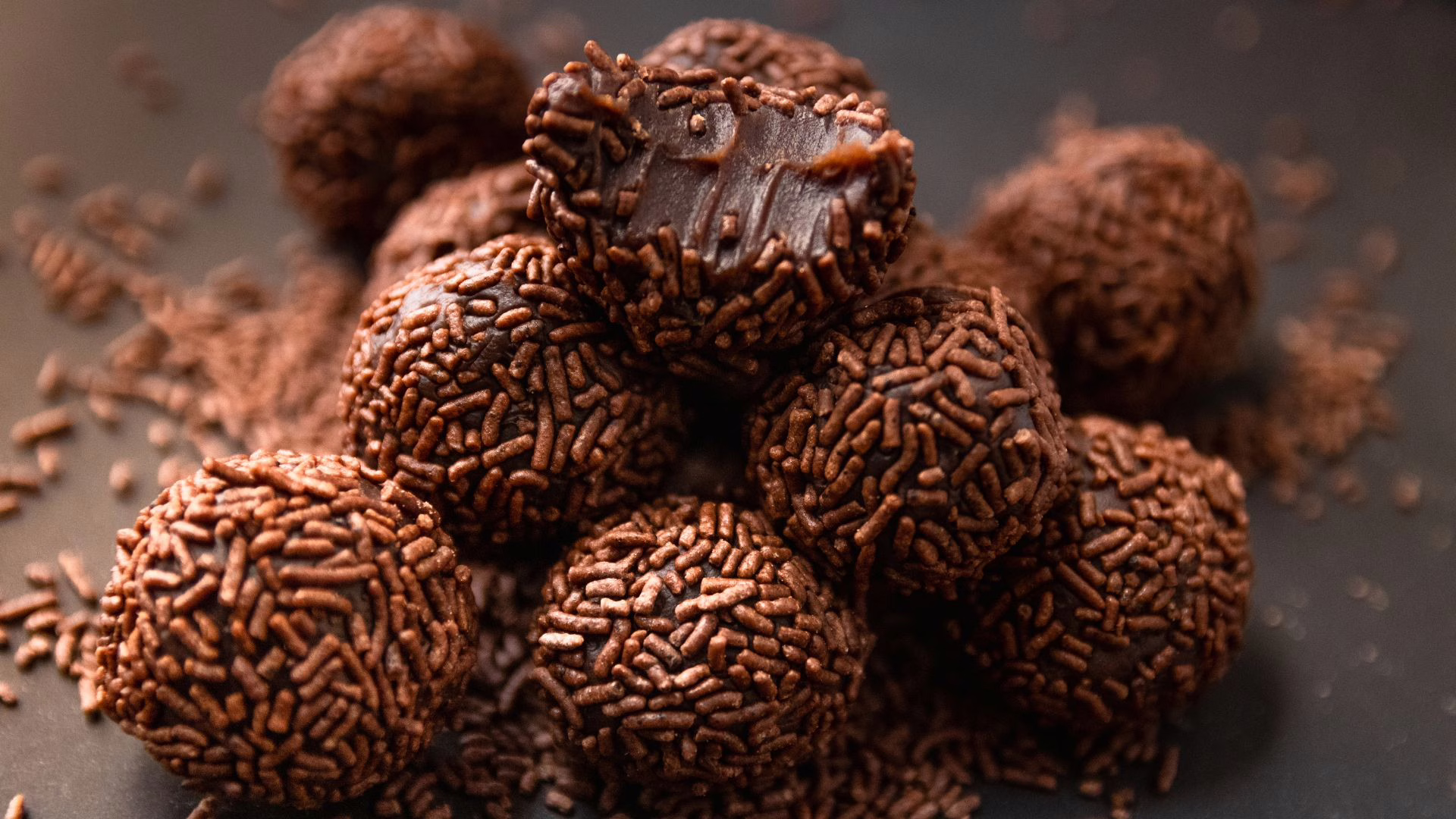 Jovem ‘batiza’ brigadeiro com maconha e deixa colegas de trabalho chapados; veja vídeo | Foto: Canva/Reprodução