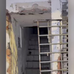 Antiga rodoviária de Florianópolis é invadida após prefeitura colocar grade na porta | Foto: Patrick Barbosa/Equipe João Padilha/Reprodução