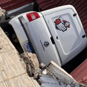 Carro desgovernado cai sobre telhado em SC | Imagem: Corpo de Bombeiros de Blumenau