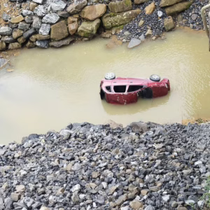 Motorista perde o controle e carro despenca de ponte em SC | Foto: CBMSC/Reprodução