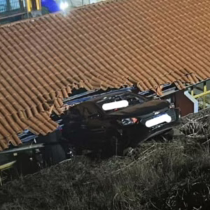Idosa de 73 anos é salva pelos bombeiros após carro sair da pista - Imagem: reprodução/ CBMSC