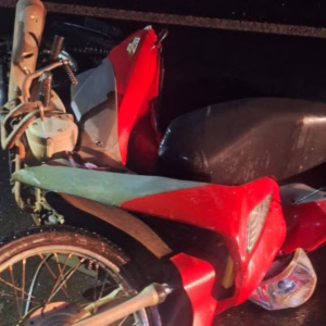 Motociclista colide com bicicleta, cai na pista e morre atropelado por carro na SC-283 - Imagem: reprodução/ PMRv