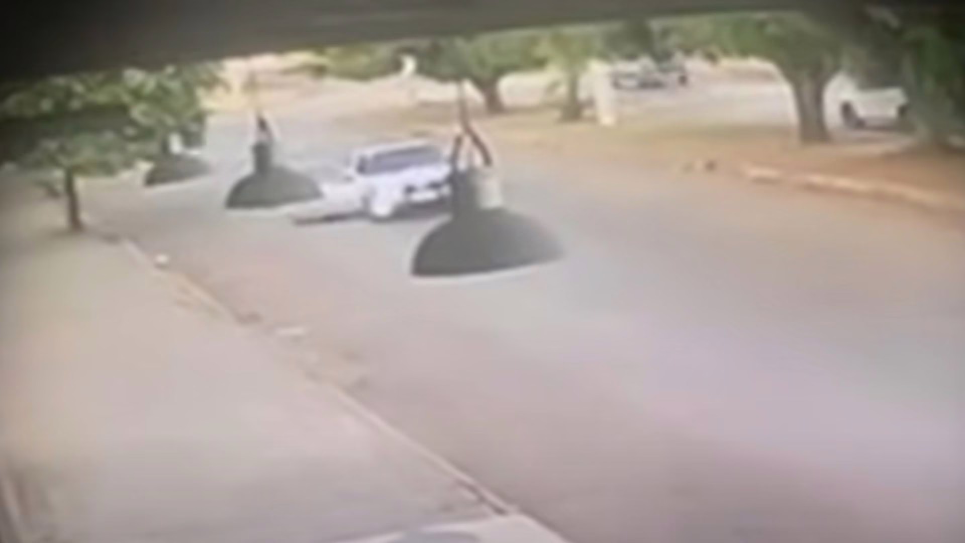 
Câmeras flagram homem jogando mulher de carro em movimento – Imagem: reprodução/ SBT 