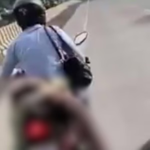Um homem foi flagrado carregando o corpo da esposa amarrado à traseira de sua motocicleta após um acidente em uma rodovia na Índia - Imagem: reprodução/ massa