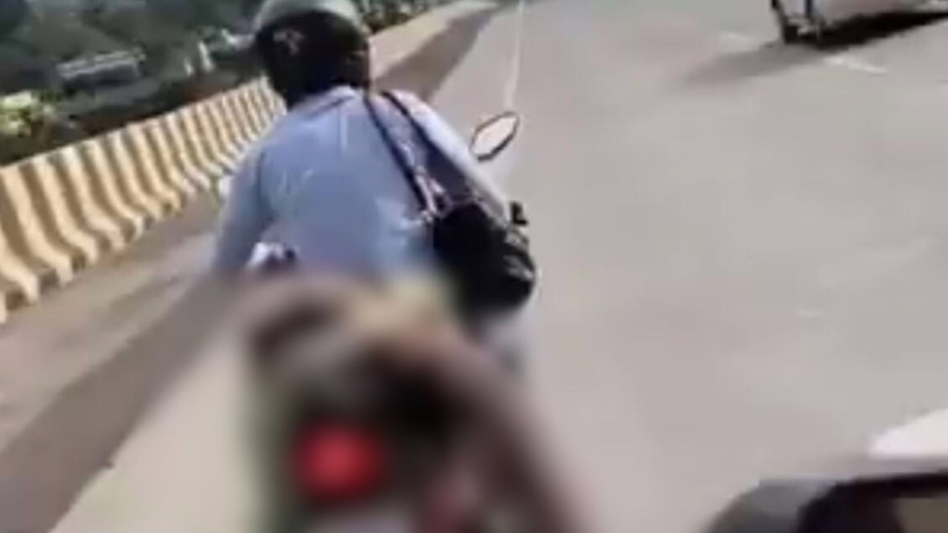 Um homem foi flagrado carregando o corpo da esposa amarrado à traseira de sua motocicleta após um acidente em uma rodovia na Índia – Imagem: reprodução/ massa