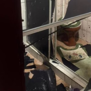 Homem é preso por destruir móveis durante briga familiar em Herval d’Oeste - Imagem: Pmsc