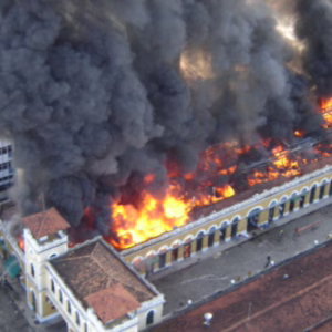 Incêndio no Mercado Público de Florianópolis completa 20 anos; relembre a tragédia | Foto: CBMSC/ reprodução. 