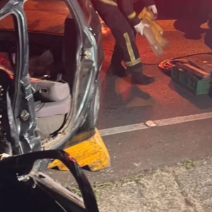 Acidente entre carro e ônibus deixa idoso de 71 anos preso às ferragens em SC - Imagem: CBMSC