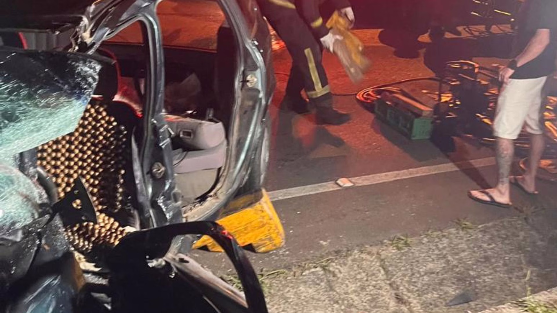 Acidente entre carro e ônibus deixa idoso de 71 anos preso às ferragens em SC – Imagem: CBMSC