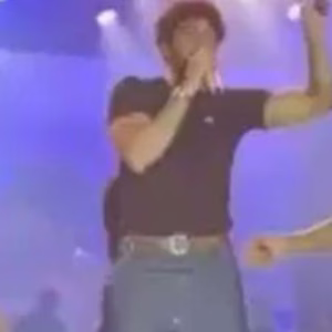 Cantor oferece R$ 1 mil para jovem trair namorada em show e causa polêmica - Imagem: reprodução/ SBT News