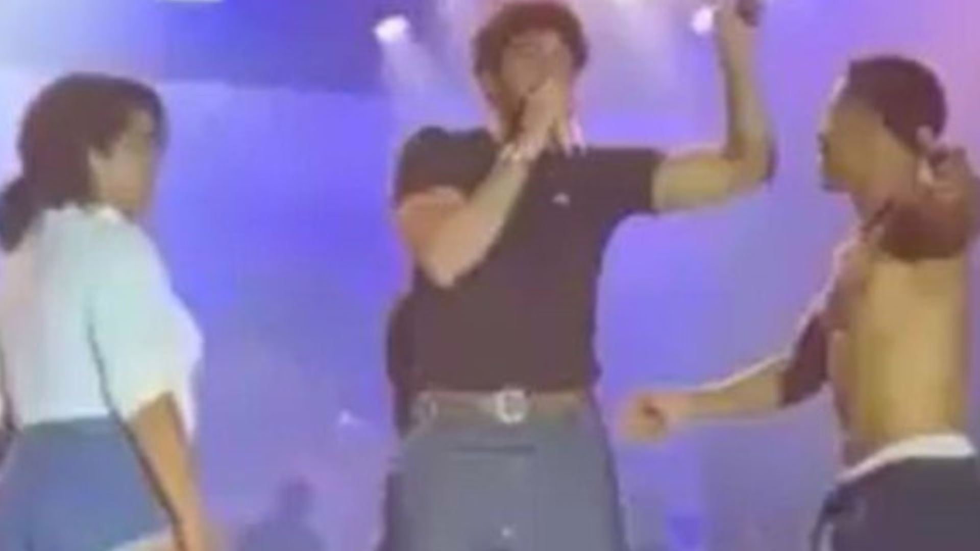 Cantor oferece R$ 1 mil para jovem trair namorada em show e causa polêmica – Imagem: reprodução/ SBT News