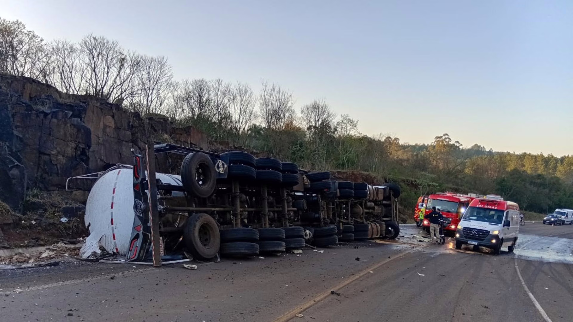 Motorista fica preso às ferragens após capotamento na BR-282 – Imagens: reprodução/ Cbmsc