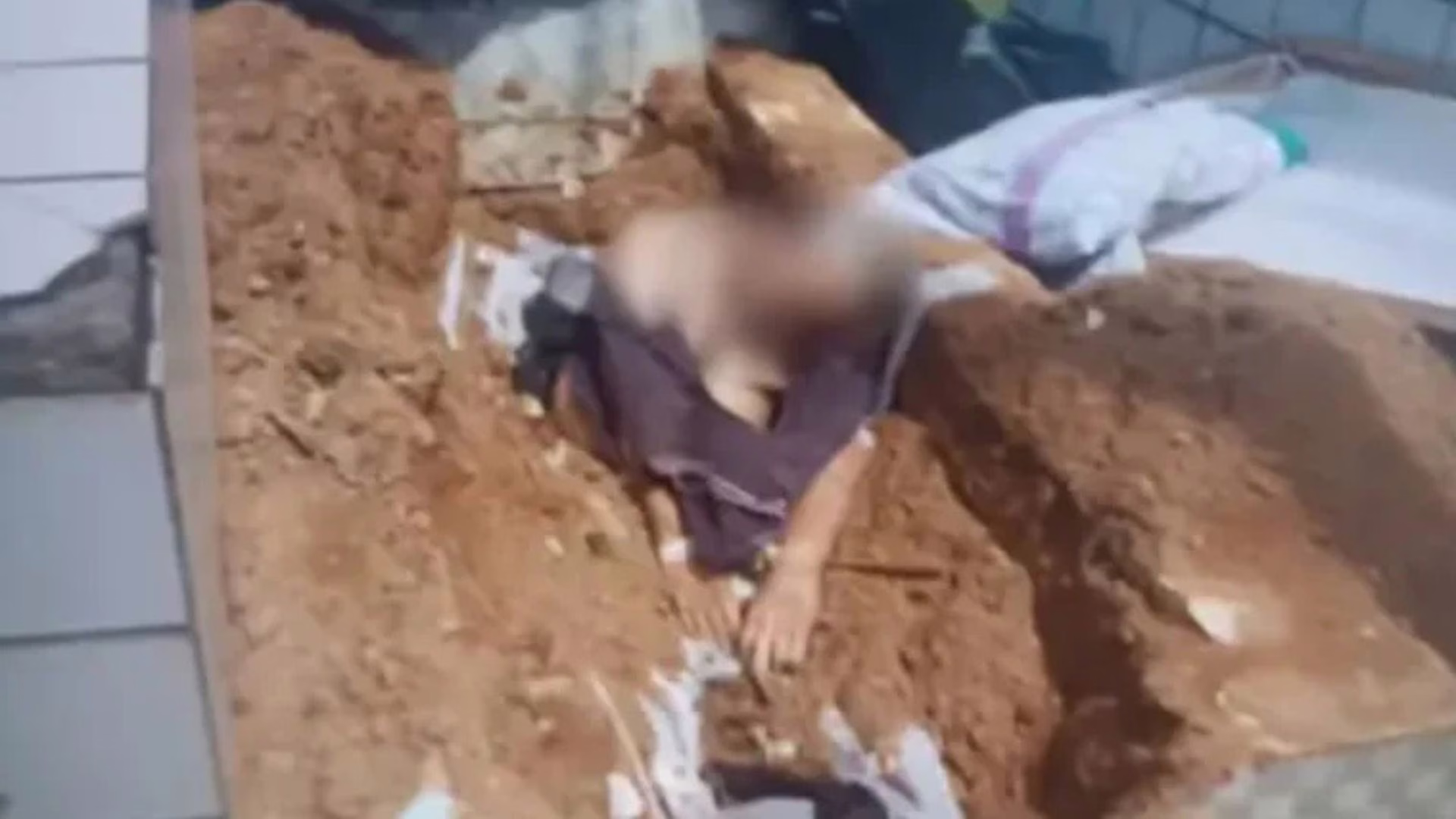 MACABRO: cadáver é encontrado ‘sentado’ em túmulo; veja vídeo | Foto: Redes sociais/Reprodução