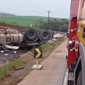 Motorista fica ferido após caminhão capotar e ficar destruído em rodovia de SC | Imagem: Corpo de Bombeiros de SC