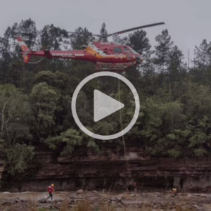 VÍDEO: três pessoas isoladas e bombeiro ilhado; resgate dramático mobiliza helicóptero em SC | Imagem: Corpo de Bombeiros de SC
