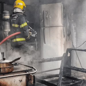 Incêndio atinge residência em no Oeste de SC; moradora é encaminhada ao hospital | Imagem: Corpo de Bombeiros de SC