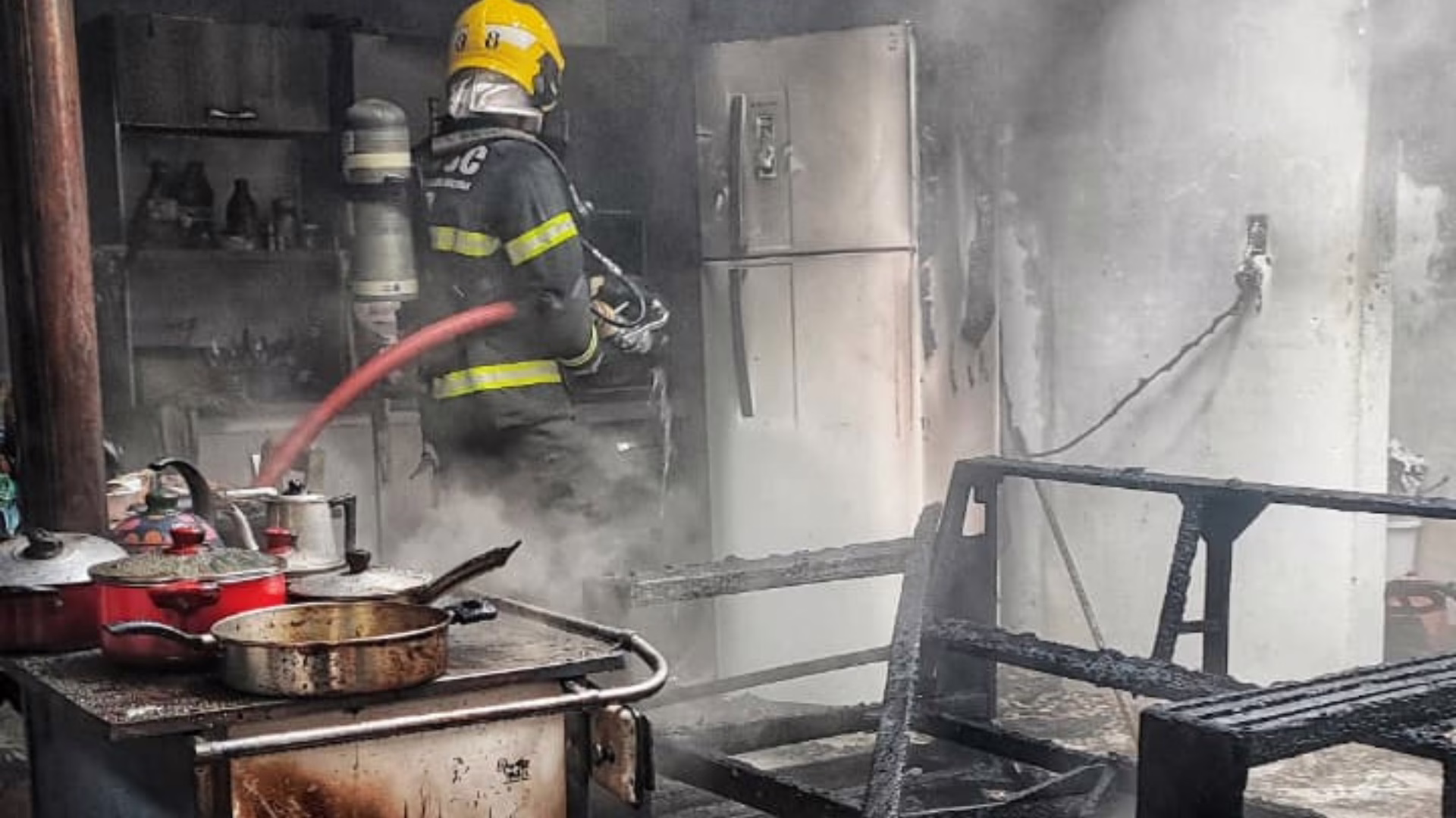 Incêndio atinge residência em no Oeste de SC; moradora é encaminhada ao hospital | Imagem: Corpo de Bombeiros de SC