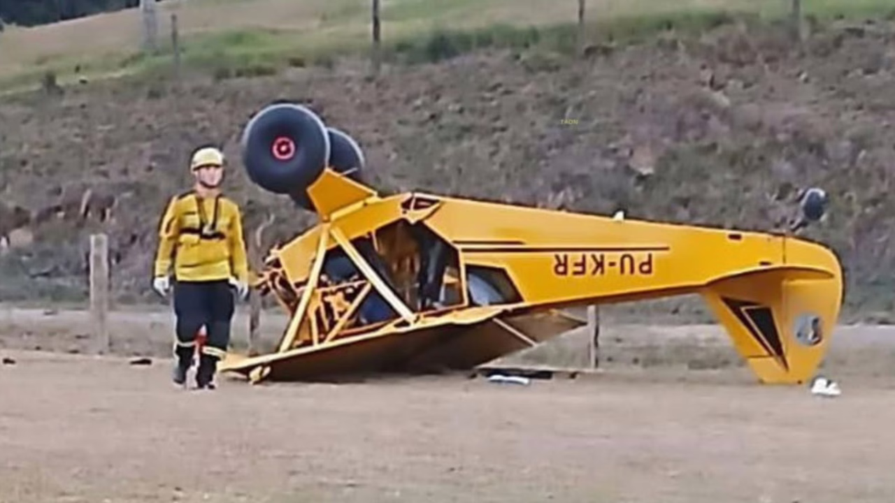 Avião de pequeno porte cai em SC e deixa um morto e outro ferido. - Foto: @biguataon/Reprodução