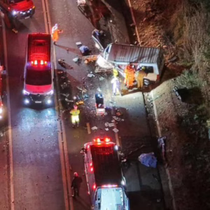 Grave acidente entre van e carro mata quatro pessoas e fere outras 16 | Foto: SBT News/Reprodução