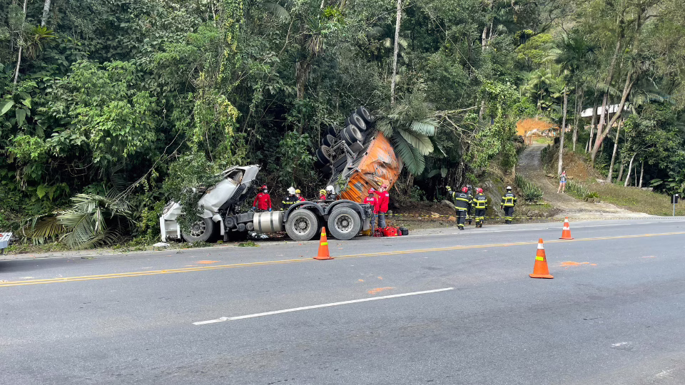 Caminhoneiro morre após ser arremessado para fora de caminhão em capotamento em SC | Imagem: Corpo de Bombeiros de SC